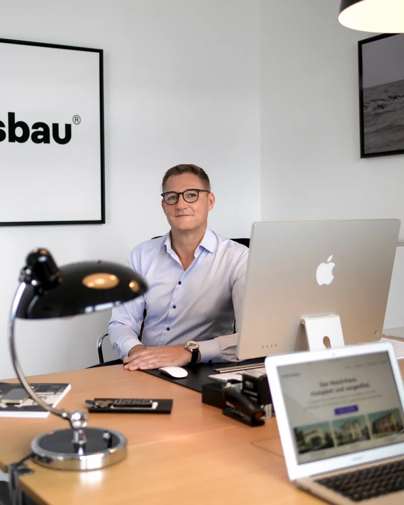 Thorsten Richter am Schreibtisch im Berliner Büro der Mister Hausbau GmbH