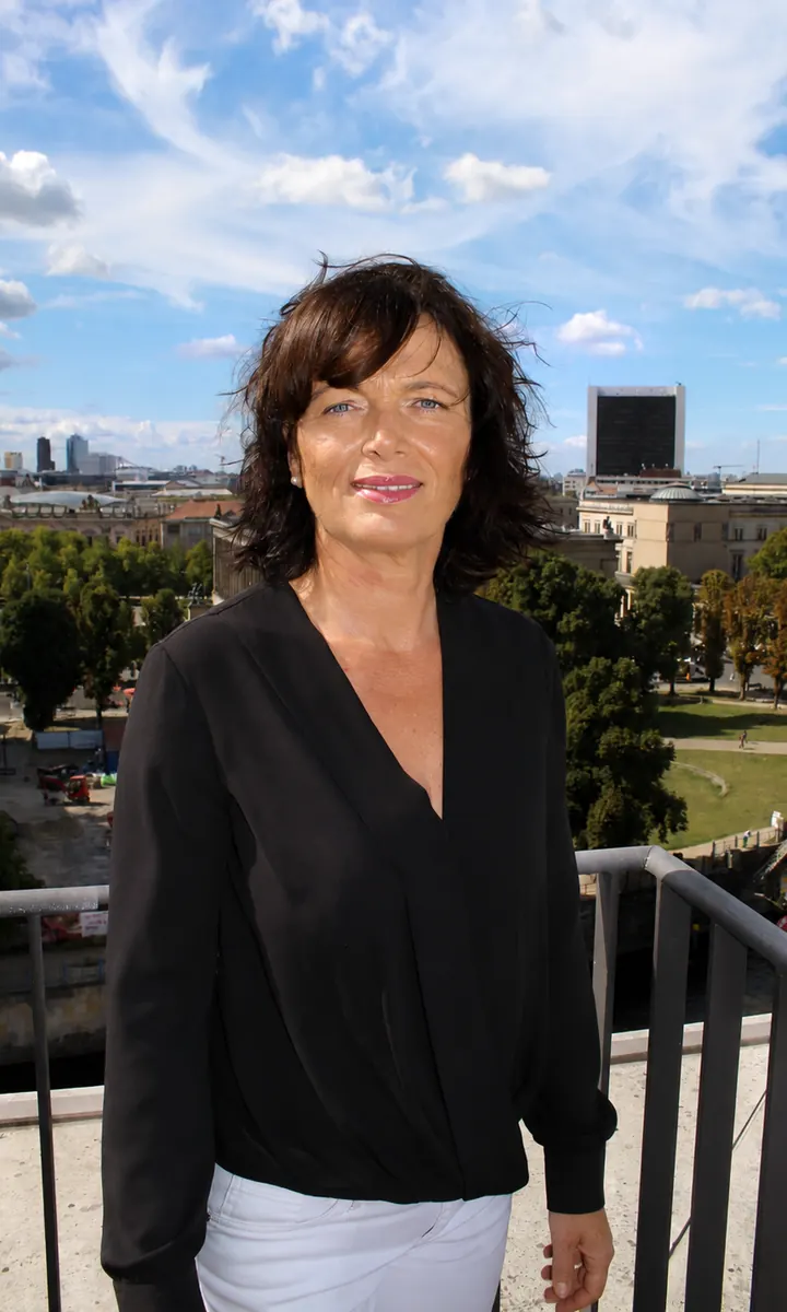 Yvonne Steinhaus, Hausbau-Concierge der Mister Hausbau GmbH, über den Dächern von Berlin